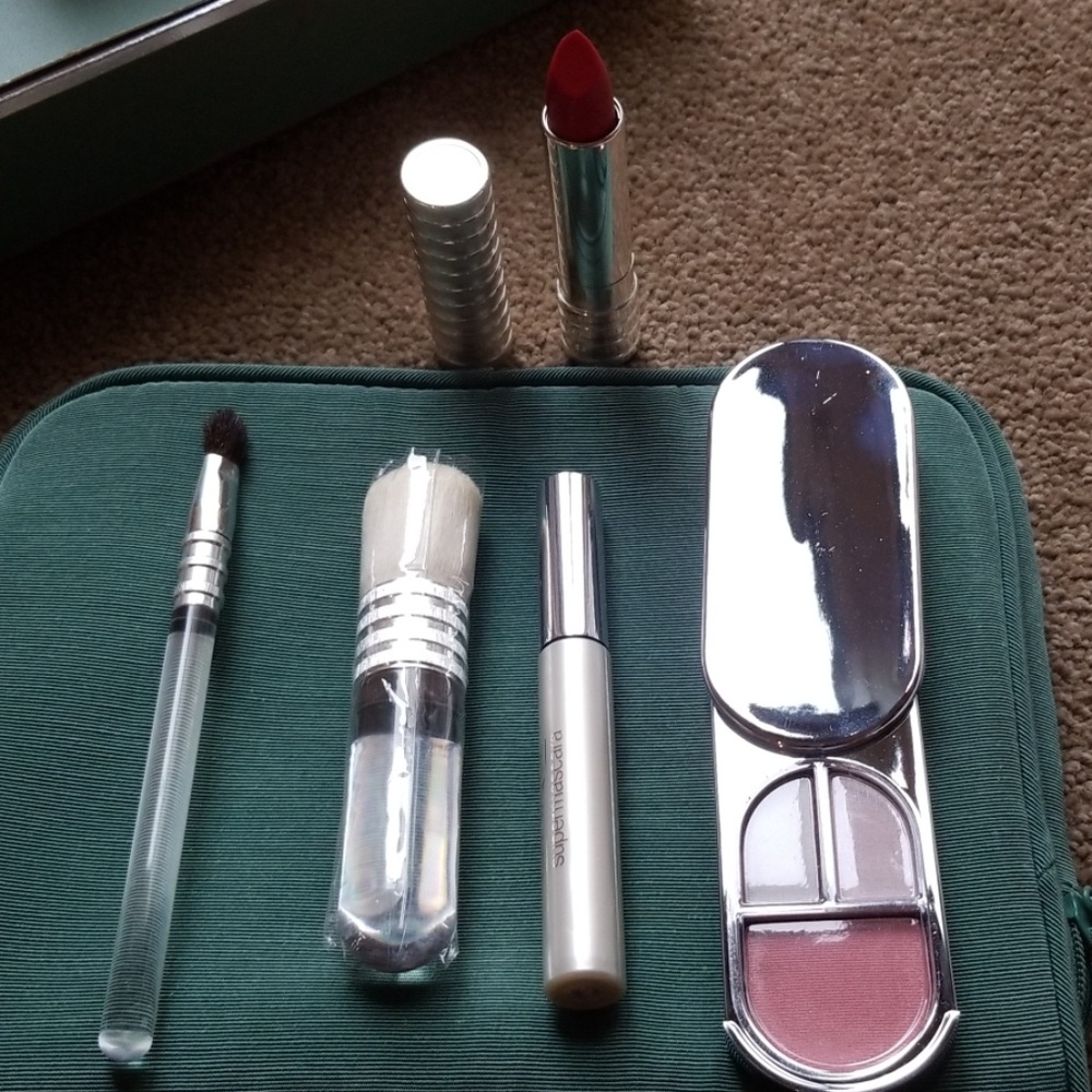 ☆HP🎉 Clinique Makeup Bag and Cosmetics